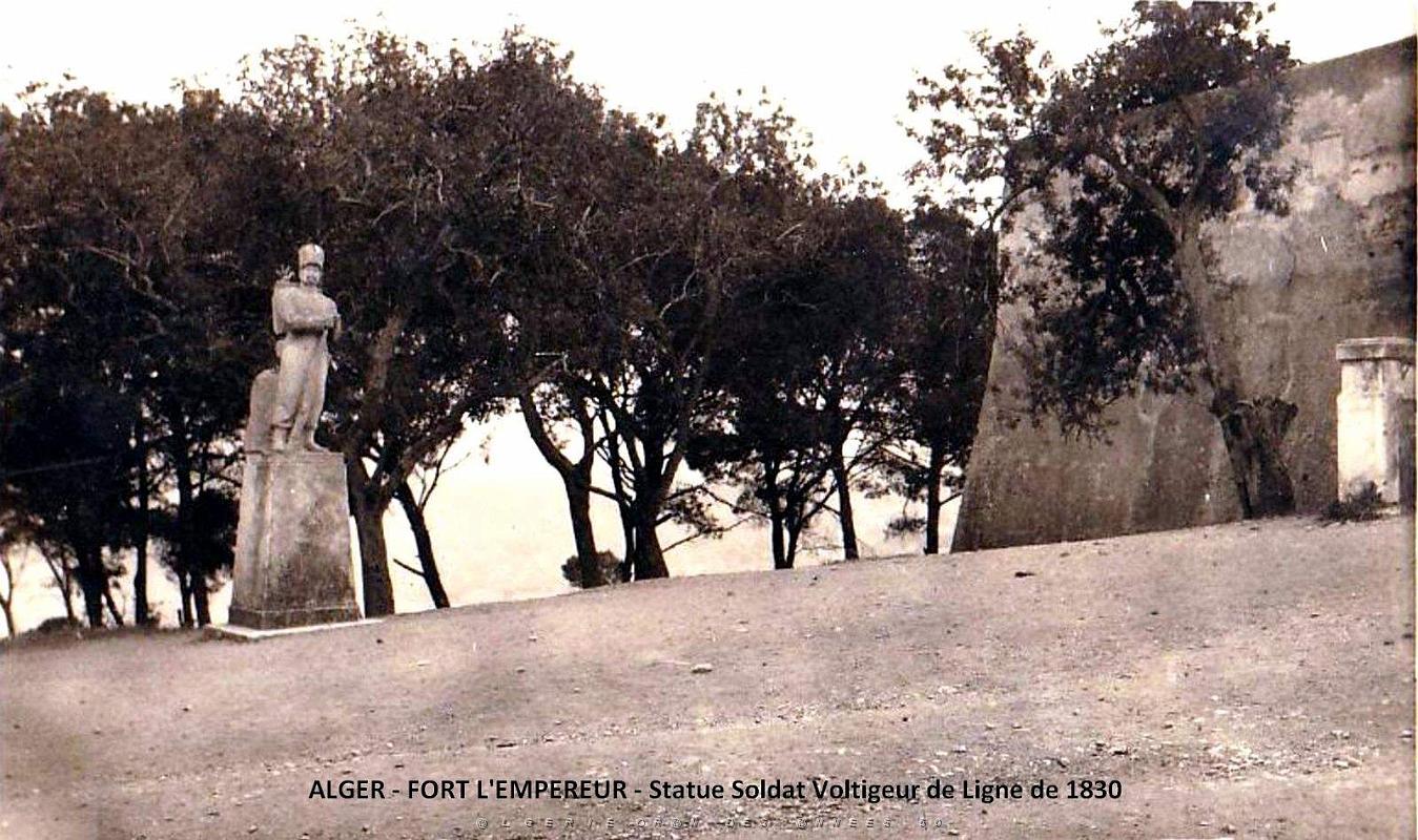 06 - Alger - Fort l'Empereur - Statue Soldat Voltigeur de 1830 .jpg